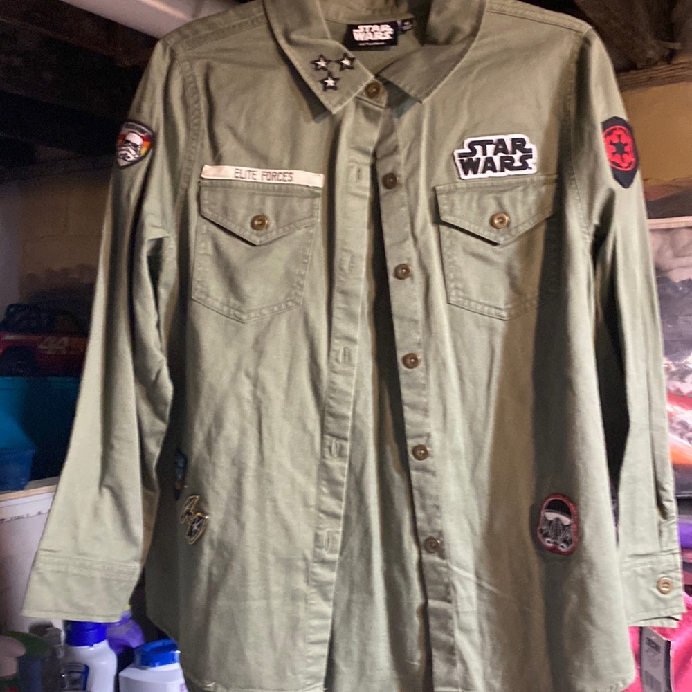 Brand new from Kohl’s size medium Star Wars army green button up,